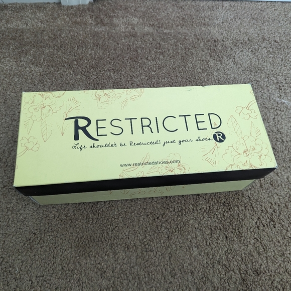 Restricted Gatsby Flats - Picture 7 of 10
